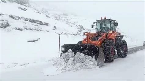 Siirt'te kardan yolda mahsur kalan 25 araç kurtarıldı - Son Dakika Haberleri